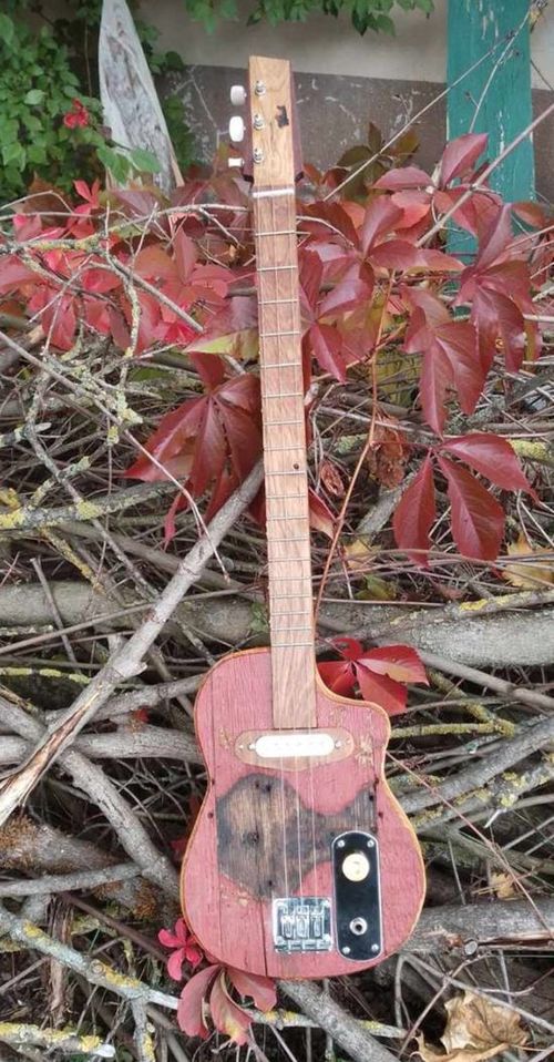 Gitarre aus dem Türholz