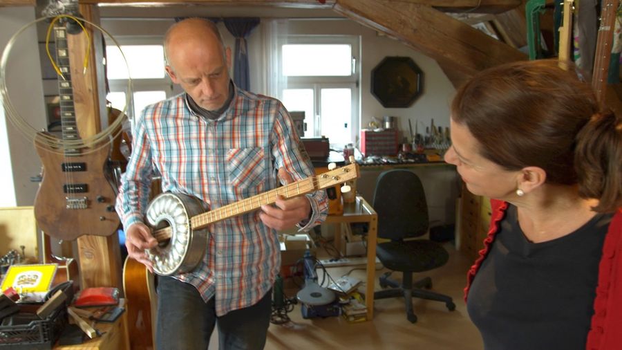 Gitarre aus einer Kuchenbackform